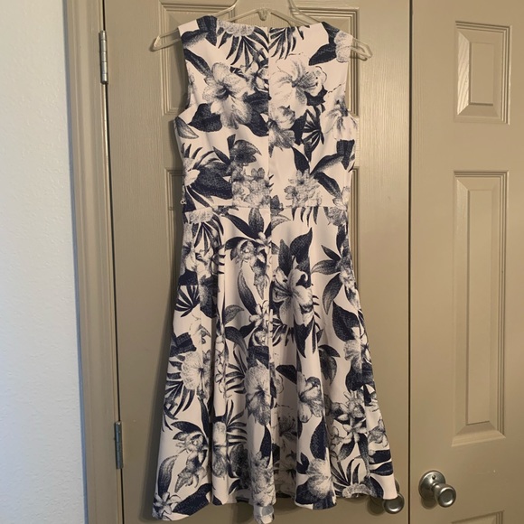 Dress Barn | Floral blue and white dress - Picture 5 of 5